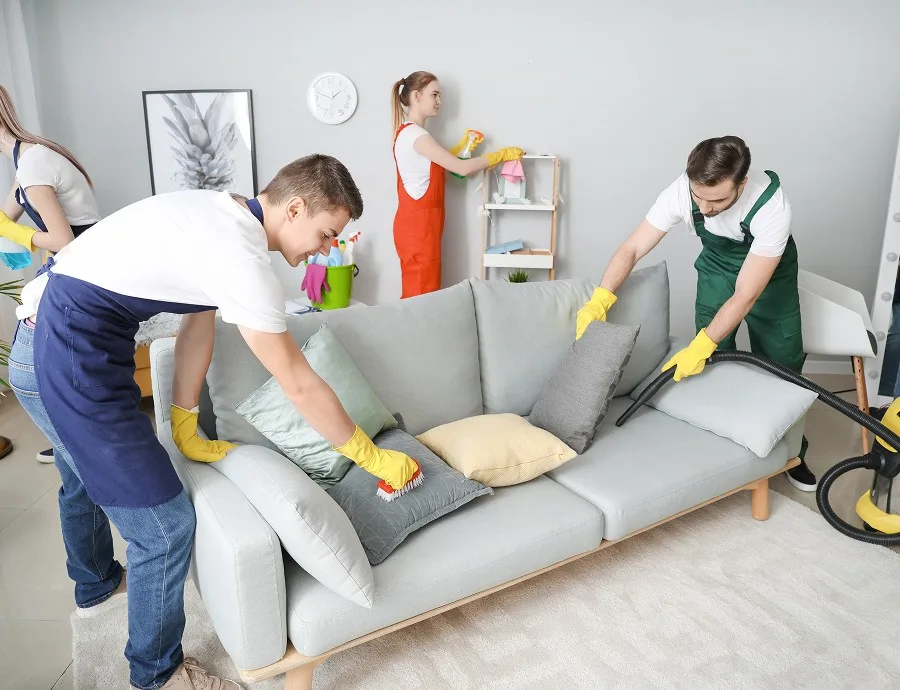 Schoonmakers aan het werk in een woonkamer